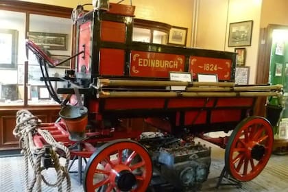 Una bomba de agua accionada manualmente del año de la fundación del Cuerpo de Bomberos de Edimburgo (Foto: Museum of Scottish Fire Heritage)