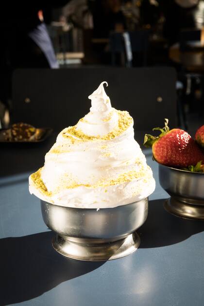 Una bomba dulce y nostálgica: la Copa Lokanta se compone de un suave merengue y frutillas frescas. Adentro, cremoso de limón, chocolate blanco y crema.