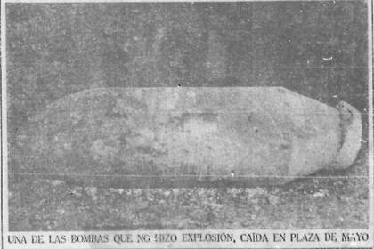 Una bomba que no explotó en la Plaza de Mayo el 16 de junio de 1955, publicada en la portada de La Nación el 17 de junio de 1955