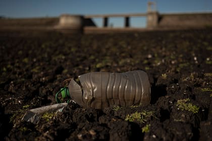  Una botella de plástico yace sobre tierra agrietada en el embalse Paso Severino en medio de una grave sequía en Florida, Uruguay, el 28 de junio de 2023.