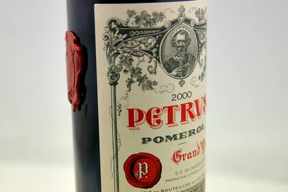 Una botella de vino Petrus que fue añejado en el espacio se exhibe en el Instituto de Ciencias de la Viña y el Vino de la Universidad de Burdeos, en las afueras de Burdeos, suroeste de Francia