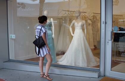 Una boutique de vestidos de novias sobre la avenida principal.