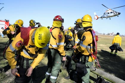 Un centenar de brigadistas intenta combatir las llamas en 656 focos