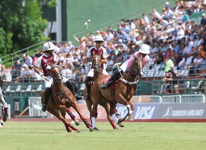 Una buena cantidad de público vibró con el triunfo de La Aguada sobre La Zeta-Kazak, que clasificó al ganador para la Triple Corona del próximo año.