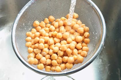 Una buena estrategia es cocinar una tanda grande de legumbres o proteínas y dividirla en porciones