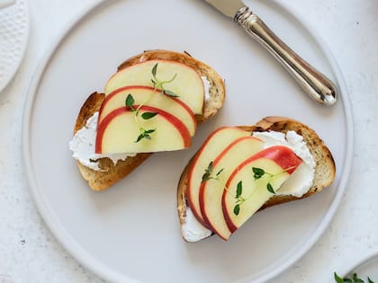 Una buena forma de consumir ricota es untarla en una tostada con frutas.