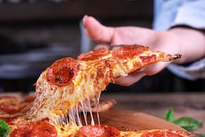 Una buena masa para pizza no solo influye en el sabor, sino también en la cocción y textura final (Foto: Freepik)
