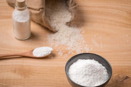 Una buena práctica para combatir este problema de manera efectiva, es espolvorear una pequeña cantidad de bicarbonato de sodio dentro de los zapatos y dejarla actuar durante toda la noche