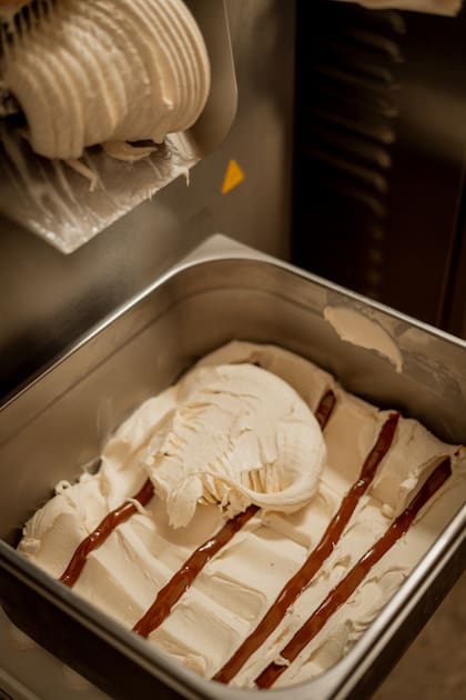 Una buena receta y materia prima de calidad es la clave del éxito de los helados que hacen de manera artesanal.