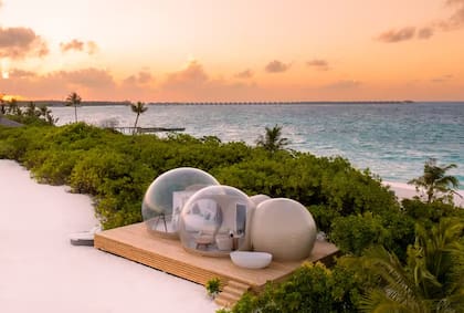 Una burbuja transparente en la playa que ofrece privacidad y vistas al mar