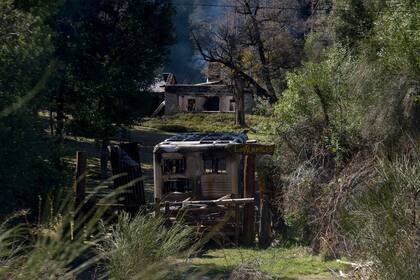 Una cabaña privada y un puesto de gendarmería destruidos por la comunidad mapuche