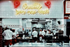 Una cadena de hamburguesas de California tiene los trabajadores más felices y el motivo no es el salario