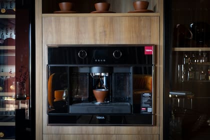 Una cafetera de barista profesional, empotrada