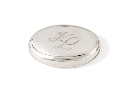 Una caja de plata con sus iniciales (43.800 dólares).