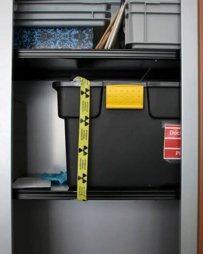 Una caja en el archivo del Museo Curie, marcada con una cinta que advierte: "Atención: material radiactivo"