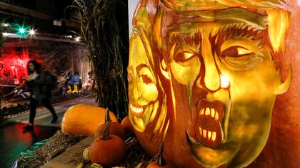 Una calabaza gigante creada por el Maestro Carver Hugh McMahon con las caras de los nominados demócrata Hillary Clinton y el candidato presidencial republicano Donald Trump, en el mercado de Chelsea en Nueva York,