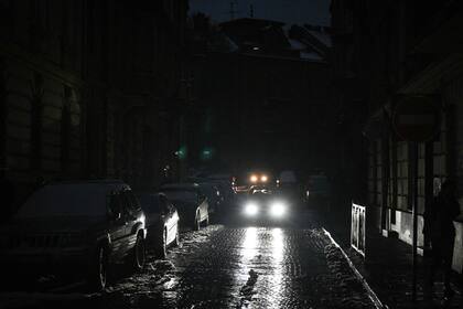 Una calle a oscuras en Lviv