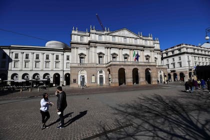 Una calle casi vacía y el Teatro alla Scala en el centro de Milán, el 28 de febrero. Desde el brote de Covid-19 en Italia, el epicentro del virus en Europa, Milán se ve fuertemente afectada por la recesión económica, causando preocupación a los residentes y empresarios.