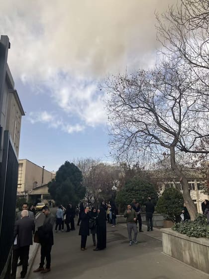 Una calle cerca de la Universidad de Teherán está cubierta de humo y polvo tras los ataques, en Teherán, Irán