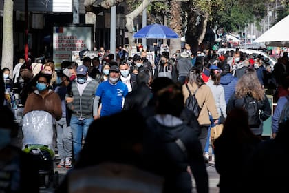 Una calle comercial de Santiago, repleta de gente (Photo by JAVIER TORRES / AFP)