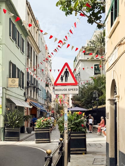 Una calle de Gibraltar, con carteles en inglés