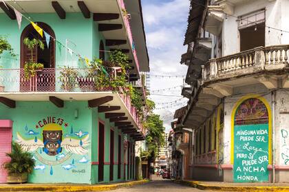 Una calle de la ciudad antigua, todavía en proceso de restauración.