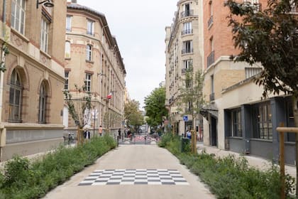 Una calle de París transformada con más verde, tránsito peatonal y espacio de juegos