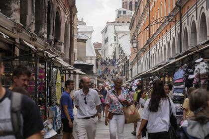 Una calle de Venecia atestada de gente. (AP/Luca Bruno)