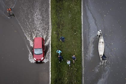 Una calle inundada después de las fuertes lluvias caídas en La Plata