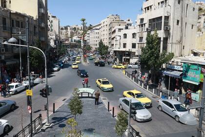 Una calle muy transitada en la capital de Jordania, Ammán, se muestra el 4 de abril de 2021, un día después de que varias figuras importantes fueran detenidas y un medio hermano del rey Abdullah II dijera que fue puesto bajo arresto domiciliario
