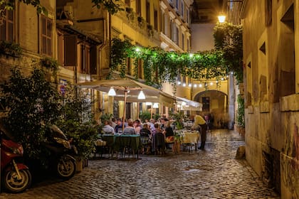 Una callecita de noche en la zona de restaurantes de Trastevere