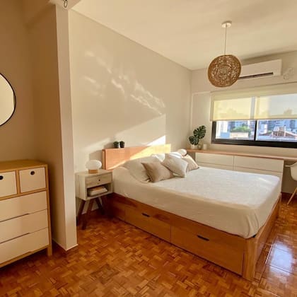 Una cama de madera con diseño simple y espacio de guardado