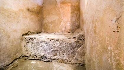 Una cama de piedra en el sitio arqueológico de Pompeya
