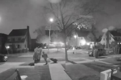 Una cámara de seguridad captó a un hombre que arrastraba un bolso alrededor de las 4.30 am (New York Post)