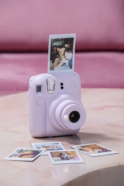 Una cámara Instax Mini 12, con ajustes automáticos y un diseño de lentes que privilegia tanto los retratos como las selfies