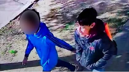 Una cámara mostró a los dos chicos caminando el jueves en que desapareció Joaquín.