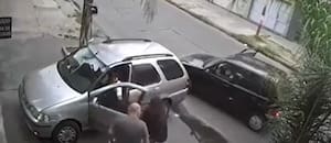 Amenazaron con armas a un jubilado para robarle el auto cuando salía de su casa