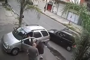 Amenazaron con armas a un jubilado para robarle el auto cuando salía de su casa