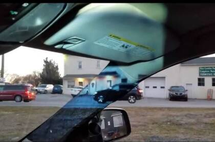 Una cámara proyecta sobre el parante del acompañante lo que no se ve del exterior