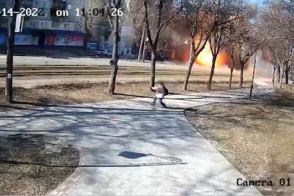 Una cámara registró el momento de la explosión de un misil ruso a escasos metros de civiles que caminaban por las calles de Kyiv