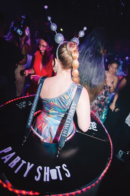 Una camarera con look galáctico reparte shots
de tequila.