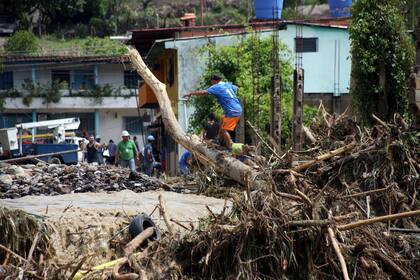Escombros arrastrados por el desborde del río Zorquera, en la municipalidad de Zorca, San Cristobal, estado de Tachira