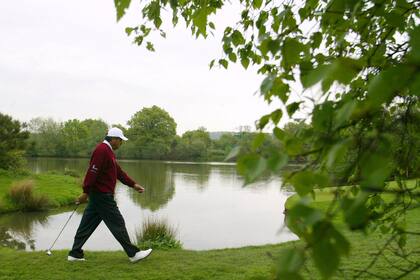 Una caminata durante la ronda final del British Masters, en el Bosque de Arden en Inglaterra, el 9 de mayo de 2004