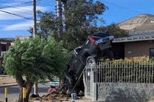 Impactante: una camioneta a toda velocidad siguió de largo y quedó colgada de la reja de una casa