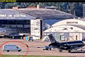 Una camioneta, aparentemente de la PSA, se acerca al avión del empresario cercano al Gobierno que aterrizó en Aeroparque, el 26 de febrero