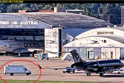 Una camioneta, aparentemente de la PSA, se acerca al avión que acaba de aterrizar