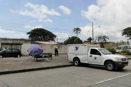 Una camioneta de Correos de Ecuador funcionó como ambulancia, por que las ambulancias están colapsadas debido a la cantidad de cadáveres que hay en Guayaquil