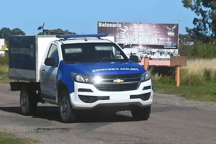 Una camioneta de la policía científica en la zona
