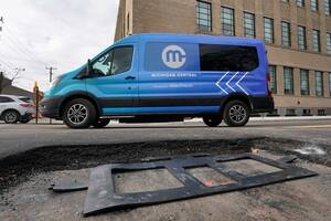 Tecnología instalada debajo de calle de Detroit carga vehículos eléctricos cuando pasan por ella