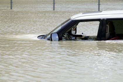Una camioneta flota en las calles inundadas en Dubai, Emiratos Árabes Unidos, el miércoles 17 de abril de 2024. 